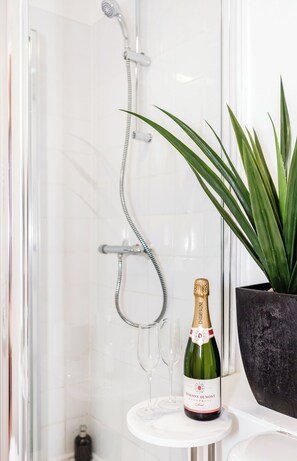 Dusche, Haartrockner, Handtücher, Seife