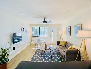 Lägenhet Deluxe | Vardagsrum | Platt-tv