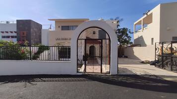 A gated entrance to a building with a sign reading "CASA PUMA DE".