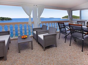 Outdoor dining - Apartments Villa Senija - Three Bedroom Apartment with Terrace and Sea View (Blato)
