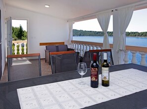 Outdoor dining - Apartments Villa Senija - Three Bedroom Apartment with Terrace and Sea View (Blato)