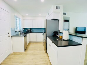 Deluxe Apartment | Private kitchen | Full-sized fridge, microwave, oven, stovetop - Modern Contemporary OT Scottsdale W-Pool (Scottsdale)