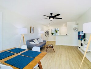 Deluxe Apartment | Living room | Flat-screen TV - Modern Contemporary OT Scottsdale W-Pool (Scottsdale)