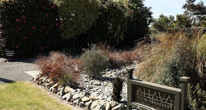 AHAVA B&B Luxurious, private, wheelchair friendly apartment; breakfast included.