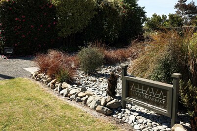 AHAVA B&B Luxurious, private, wheelchair friendly apartment; breakfast included.