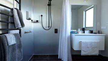 Ducha, secador de pelo, toallas y jabón