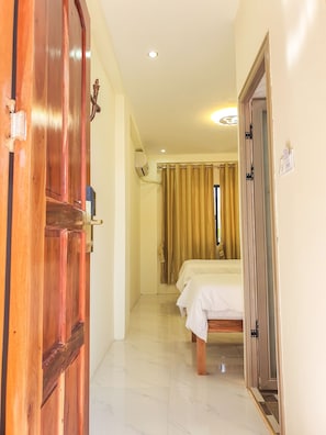 Twin Room | Desk, free WiFi, bed sheets