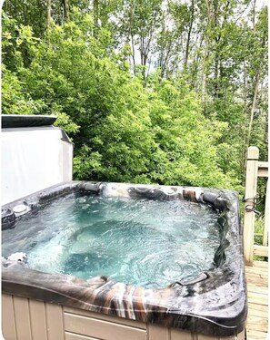 Outdoor spa tub - Rolling Hills Retreat ~King Bed,Hot Tub, Pool Table,Themed Movie Room,Woods view (Manitowoc)