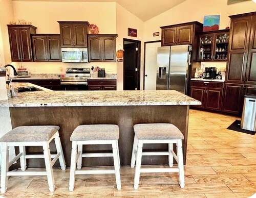 Rolling Hills Retreat ~King Bed,Hot Tub, Pool Table,Themed Movie Room,Woods view