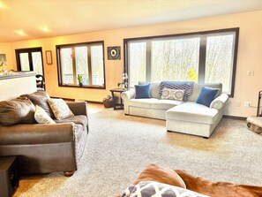 Smart TV, fireplace, video games, Netflix - Rolling Hills Retreat ~King Bed,Hot Tub, Pool Table,Themed Movie Room,Woods view (Manitowoc)