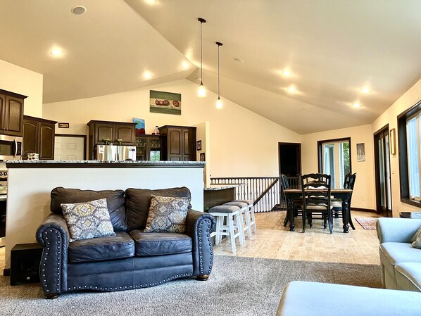 Smart TV, fireplace, video games, Netflix - Rolling Hills Retreat ~King Bed,Hot Tub, Pool Table,Themed Movie Room,Woods view (Manitowoc)