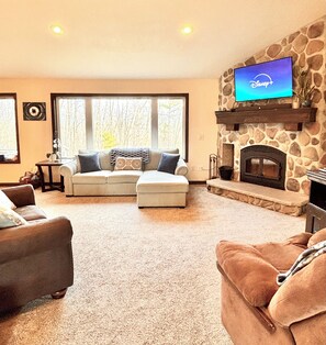 Smart TV, fireplace, video games, Netflix - Rolling Hills Retreat ~King Bed,Hot Tub, Pool Table,Themed Movie Room,Woods view (Manitowoc)