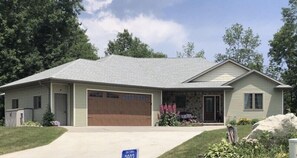 Exterior - Rolling Hills Retreat ~King Bed,Hot Tub, Pool Table,Themed Movie Room,Woods view (Manitowoc)