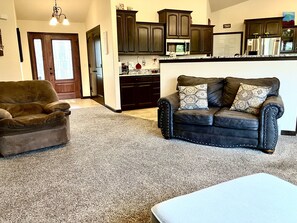 Smart TV, fireplace, video games, Netflix - Rolling Hills Retreat ~King Bed,Hot Tub, Pool Table,Themed Movie Room,Woods view (Manitowoc)