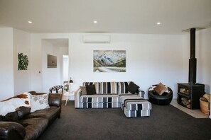 TV, fireplace - Bull Ridge Retreat - Release Wanaka (Wānaka)