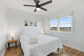 2 bedrooms, WiFi, bed sheets - BOHO At The Beach, ocean views and pet friendly (Carolina Beach)