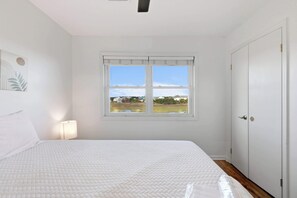 2 bedrooms, WiFi, bed sheets - BOHO At The Beach, ocean views and pet friendly (Carolina Beach)