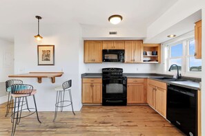 Fridge, microwave, oven, stovetop - BOHO At The Beach, ocean views and pet friendly (Carolina Beach)