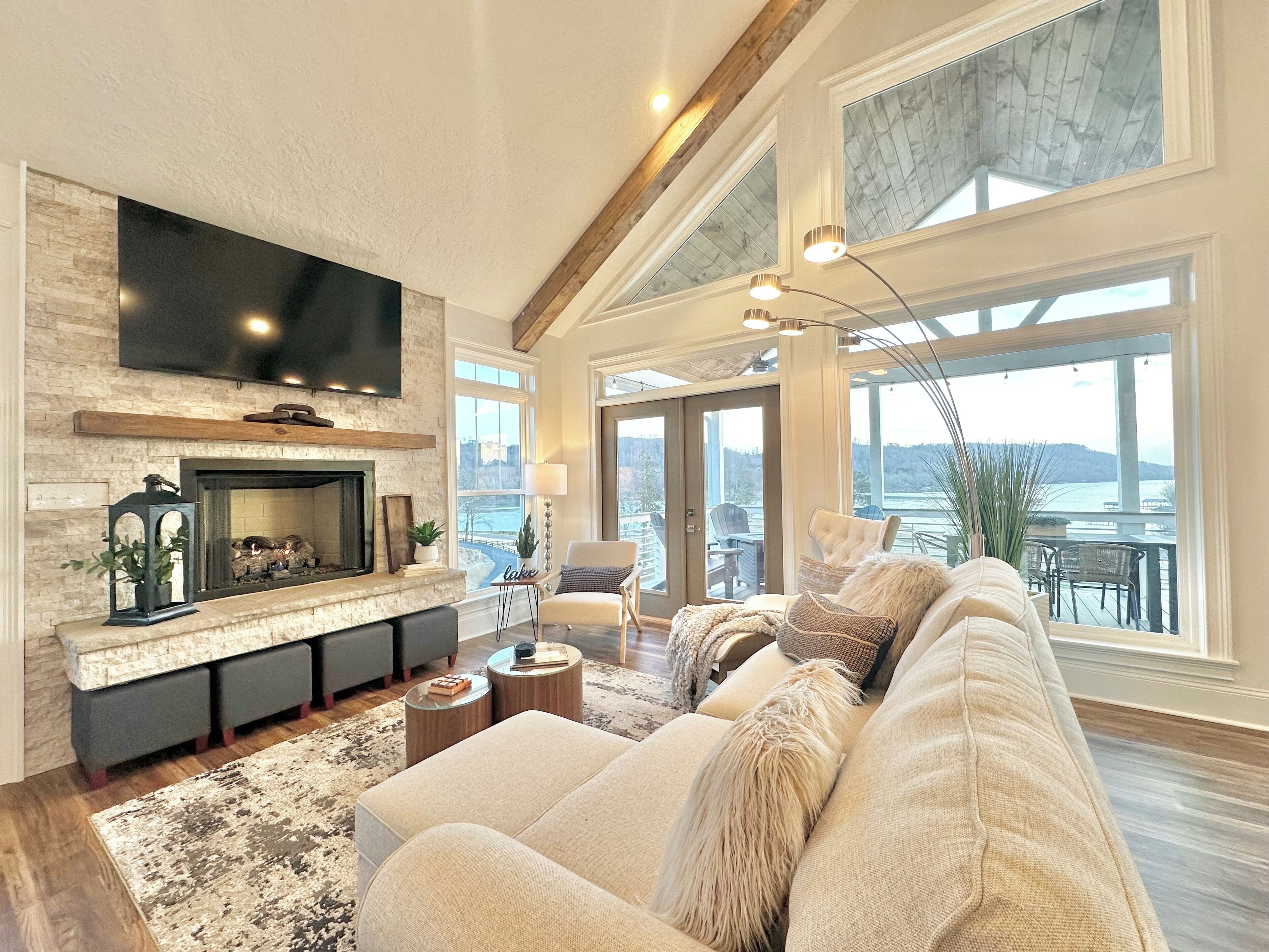 スマートテレビ、暖炉、テーブルサッカー台、ステレオ