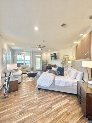 Smart TV, chimenea, futbolito y estéreo