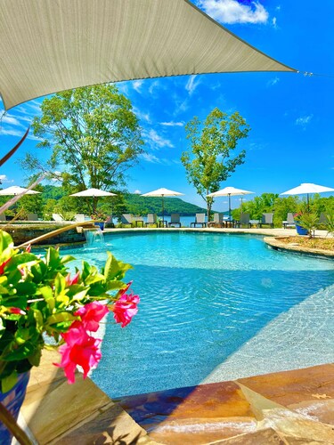 LAKEFRONT Mini-Resort Sleeps 32! Pool, hot tub, kayaks, fire pits, & more!