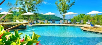 LAKEFRONT Mini-Resort Sleeps 32! Pool, hot tub, kayaks, fire pits, & more!