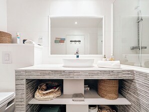 Ducha, secador de pelo, toallas y papel higiénico