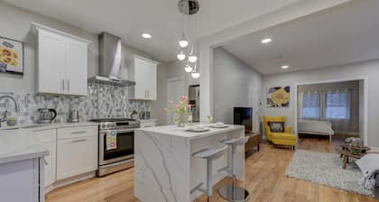 Cozy Downtown 1BR w/ Parking