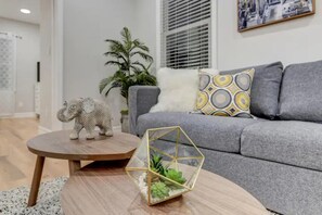 Smart TV, Netflix, Hulu, streaming services