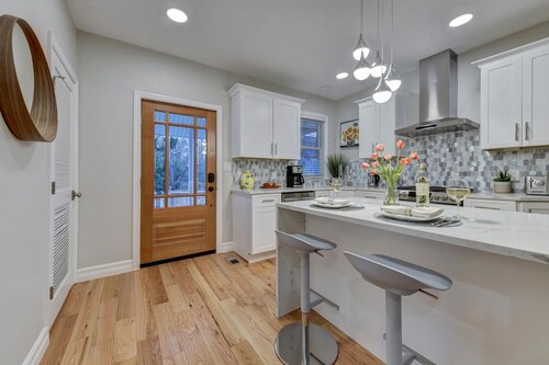 Cozy Downtown 1BR w/ Parking