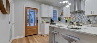 Cozy Downtown 1BR w/ Parking