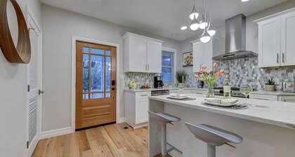 Cozy Downtown 1BR w/ Parking