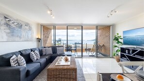 Dining - The Crest 7 6-8 Tomaree RD Stunning unit with Spectacular Water Views (Shoal Bay)