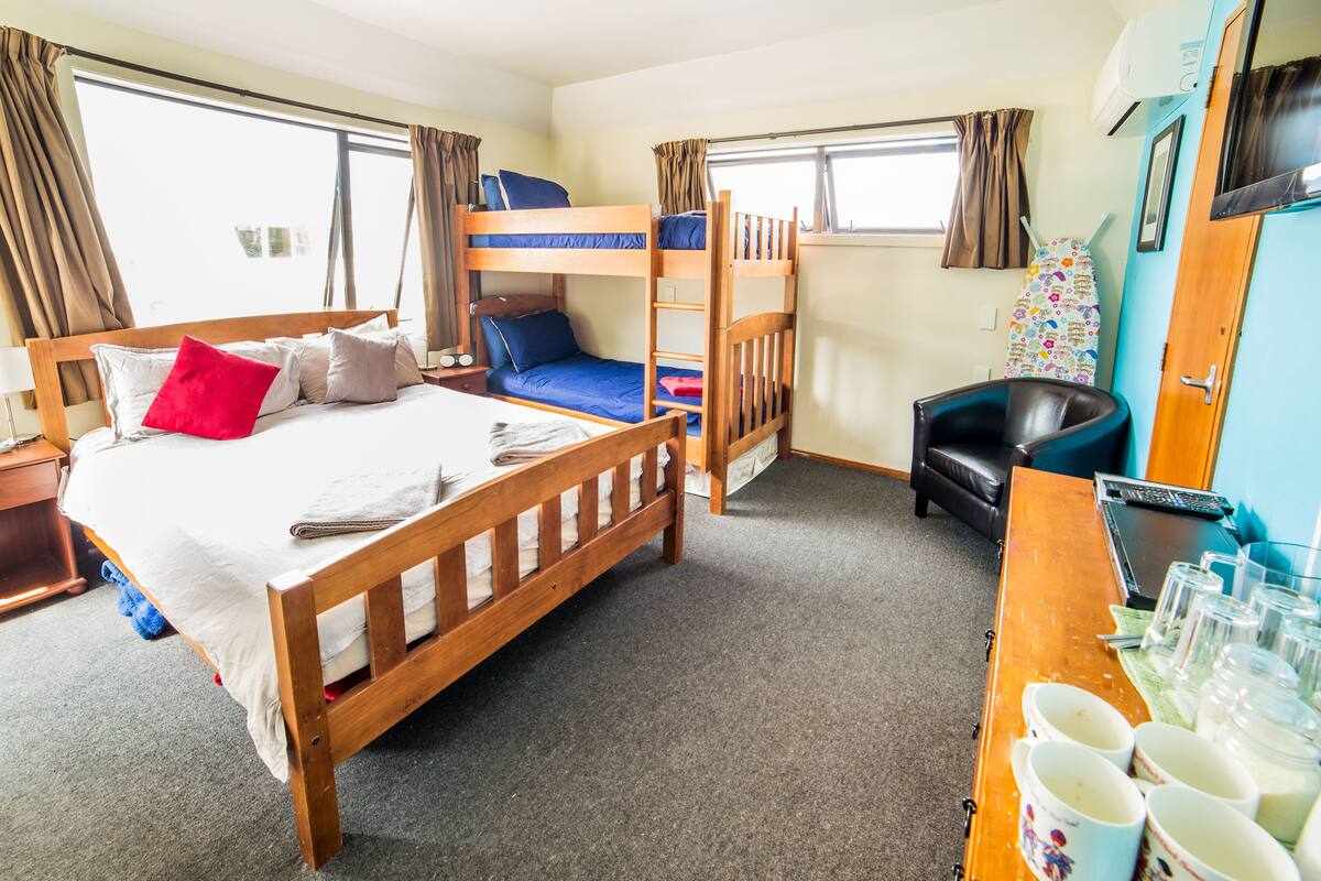 Chambre Familiale | Fer et planche à repasser, Wi-Fi gratuit, draps fournis