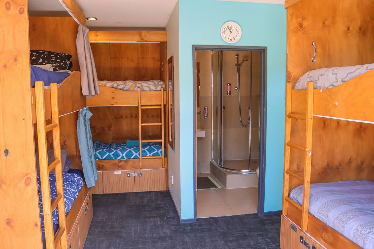 Chambre, salle de bains attenante (6-Bed Private Room) | Fer et planche à repasser, Wi-Fi gratuit, draps fournis