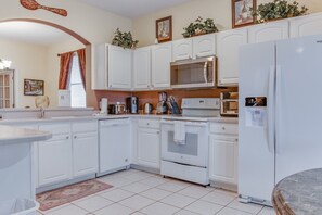Fridge, microwave, oven, stovetop - Windsor Hills Resort Home with Private Pool , 5 Mins from Disney (Kissimmee)