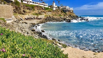 Aan het strand, ligstoelen aan het strand, strandlakens
