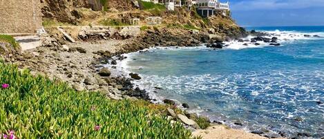 Rannalla, aurinkotuoleja, rantapyyhkeitä