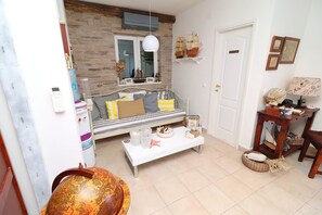 Un salon comprenant un canapé, une table basse et des objets de décoration.