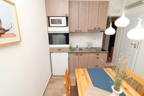 Køleskab, mikrobølgeovn, ovn, kogeplade