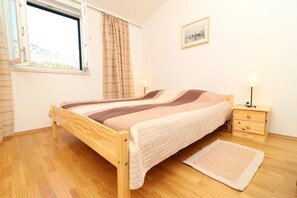 1 bedroom, iron/ironing board, internet, bed sheets