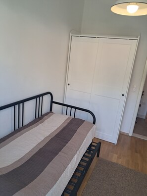 2 bedrooms, iron/ironing board, Internet, bed sheets