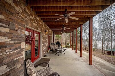 Lakefront 4BR/2BA Cabin - Sleeps 10  --> Pets Stay Free <--