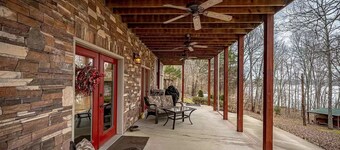 Lakefront 4BR/2BA Cabin - Sleeps 10  --> Pets Stay Free <--