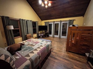4 bedrooms, desk, free WiFi, bed sheets - Lakefront 4BR/2BA Cabin - Sleeps 10  --> Pets Stay Free <-- (Cub Run)