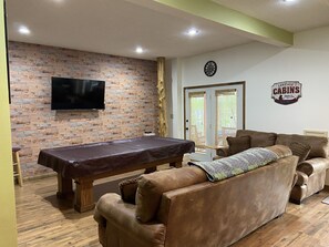 Smart TV, fireplace, DVD player, video library - Lakefront 4BR/2BA Cabin - Sleeps 10 --> Pets Stay Free <-- (Cub Run)
