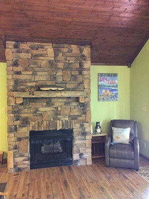 Interior - Lakefront 4BR/2BA Cabin - Sleeps 10  --> Pets Stay Free <-- (Cub Run)