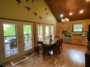 Dining - Lakefront 4BR/2BA Cabin - Sleeps 10  --> Pets Stay Free <-- (Cub Run)