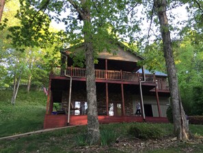 Exterior - Lakefront 4BR/2BA Cabin - Sleeps 10  --> Pets Stay Free <-- (Cub Run)