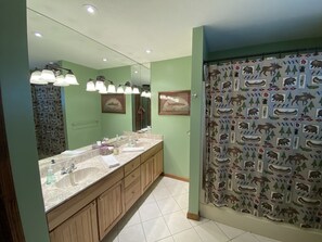 Bathtub, hair dryer, towels - Lakefront 4BR/2BA Cabin - Sleeps 10  --> Pets Stay Free <-- (Cub Run)
